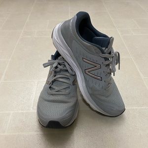 Women’s gray New Balance tennis shoes